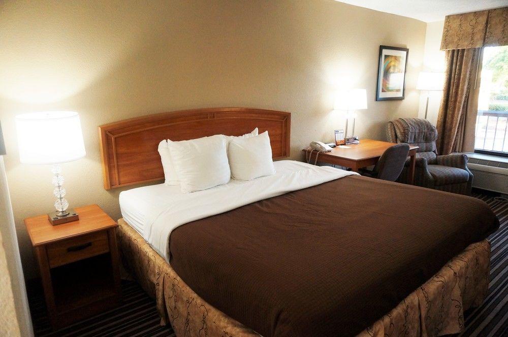 Howard Johnson By Wyndham Greensboro Near The Coliseum Εξωτερικό φωτογραφία