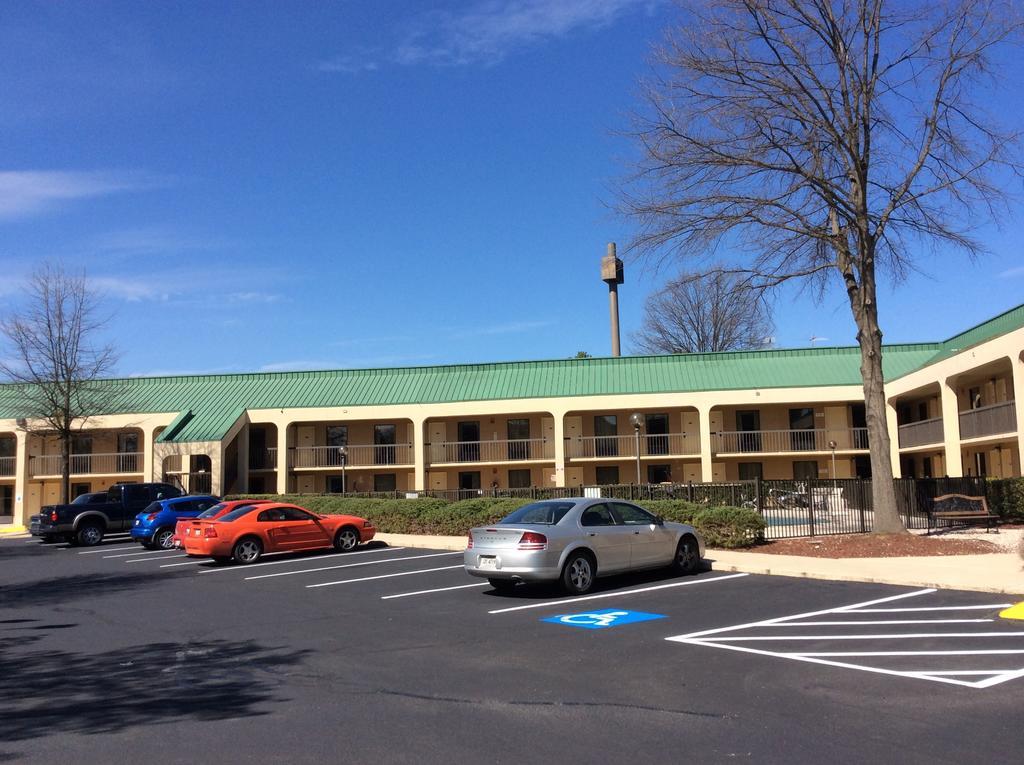 Howard Johnson By Wyndham Greensboro Near The Coliseum Εξωτερικό φωτογραφία