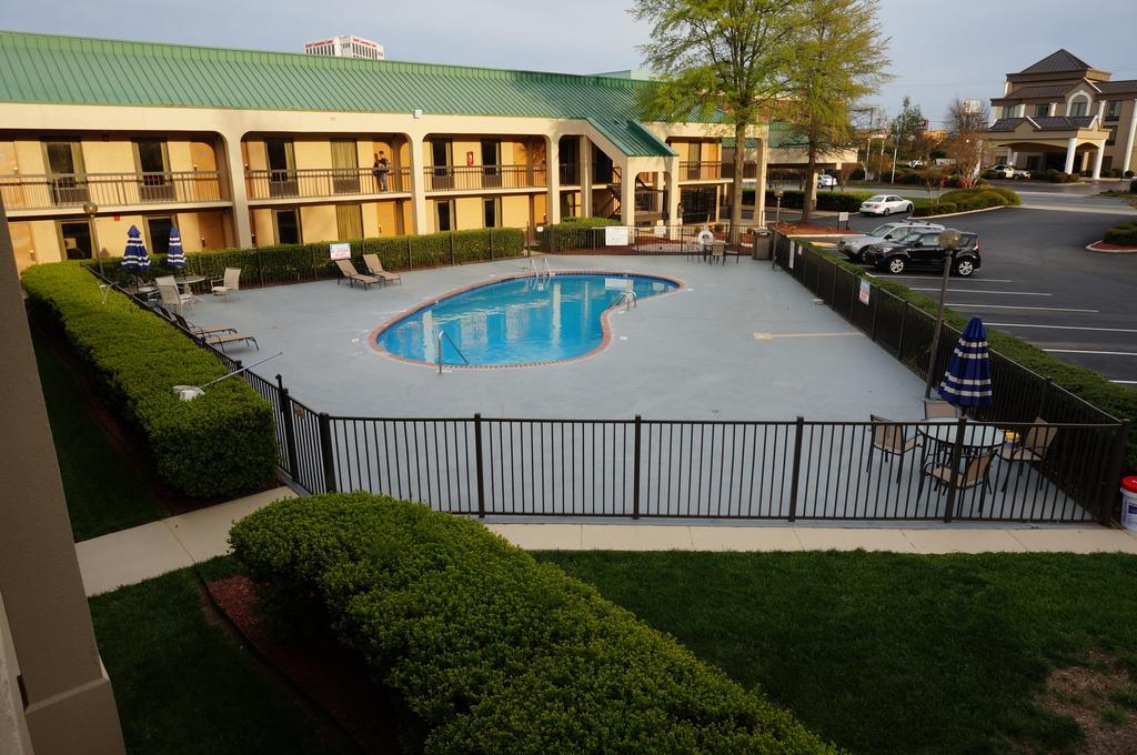 Howard Johnson By Wyndham Greensboro Near The Coliseum Εξωτερικό φωτογραφία