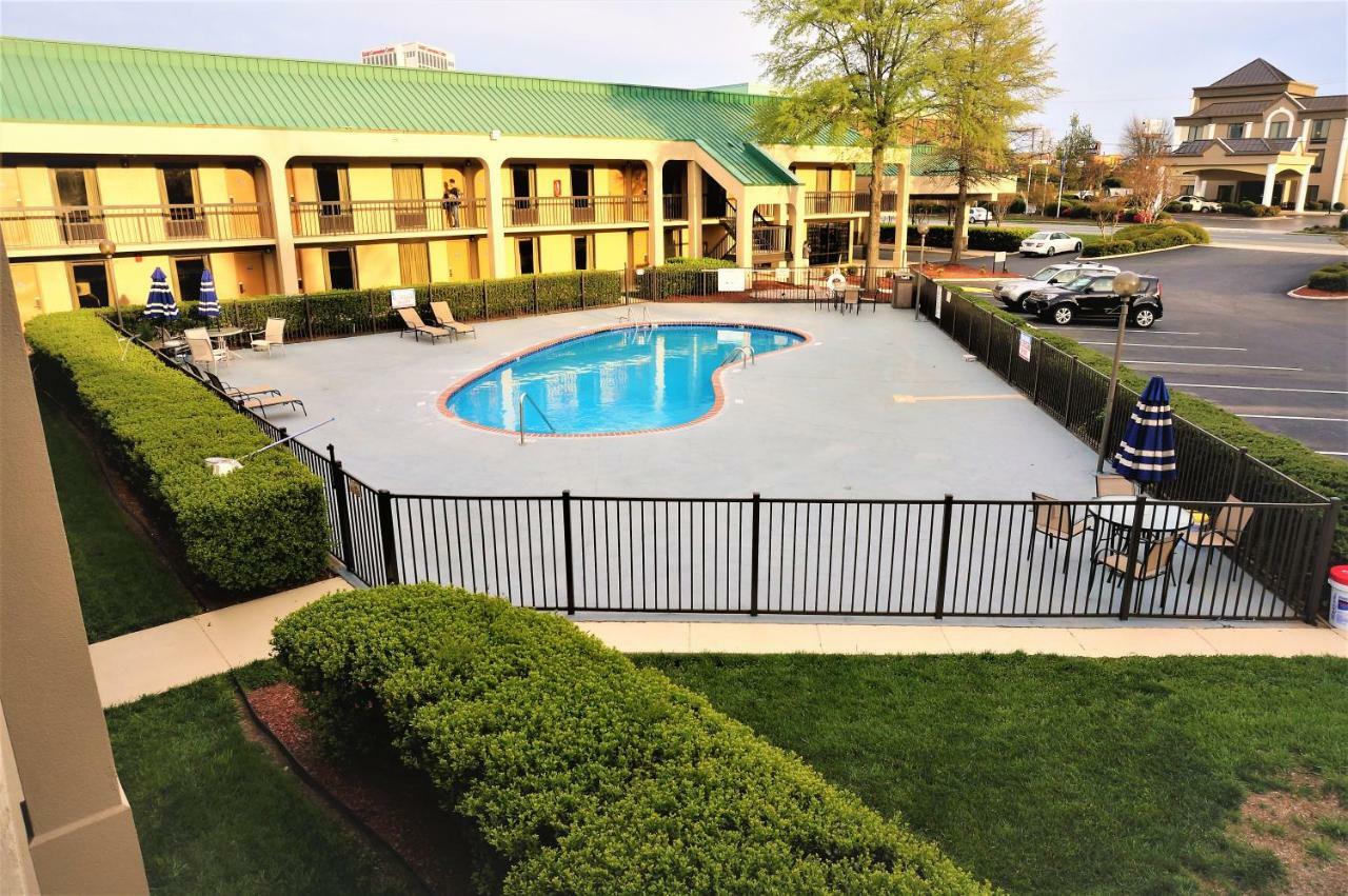 Howard Johnson By Wyndham Greensboro Near The Coliseum Εξωτερικό φωτογραφία