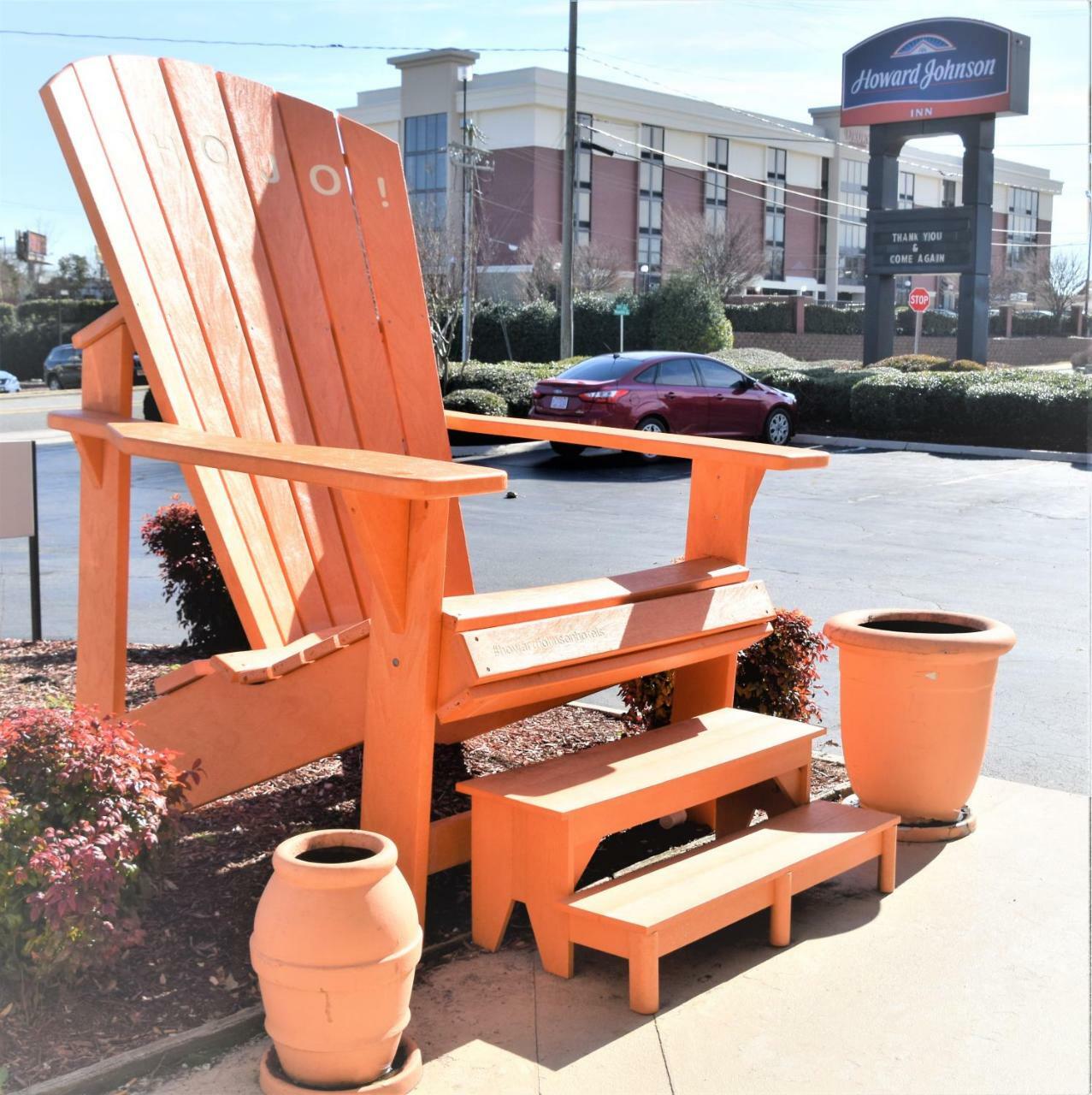 Howard Johnson By Wyndham Greensboro Near The Coliseum Εξωτερικό φωτογραφία