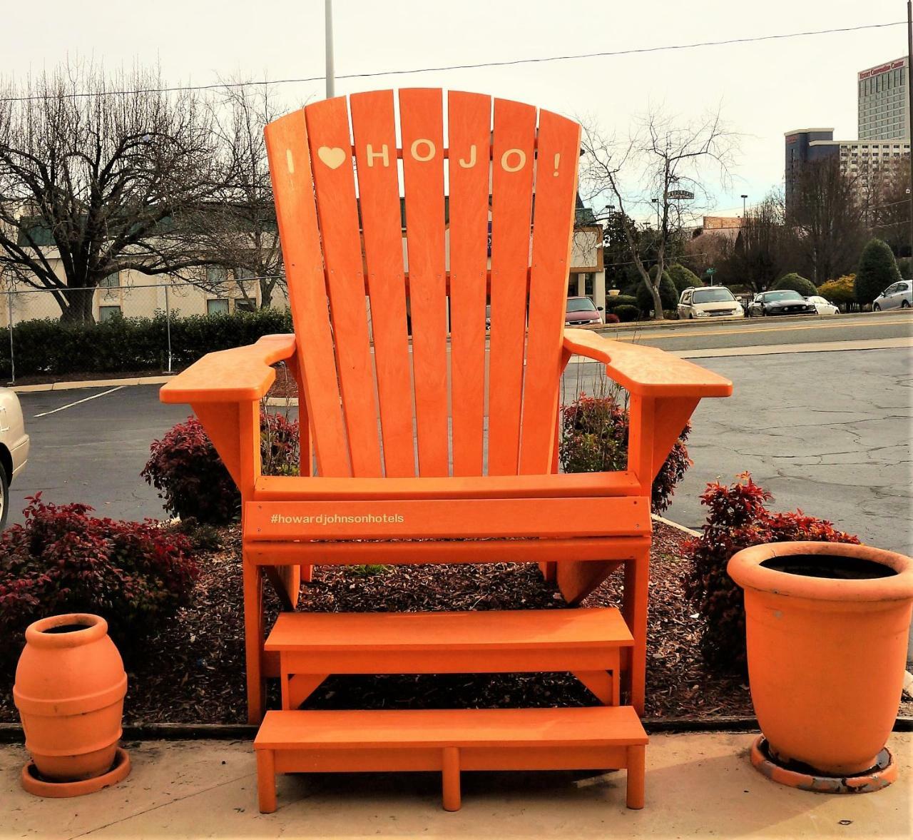 Howard Johnson By Wyndham Greensboro Near The Coliseum Εξωτερικό φωτογραφία