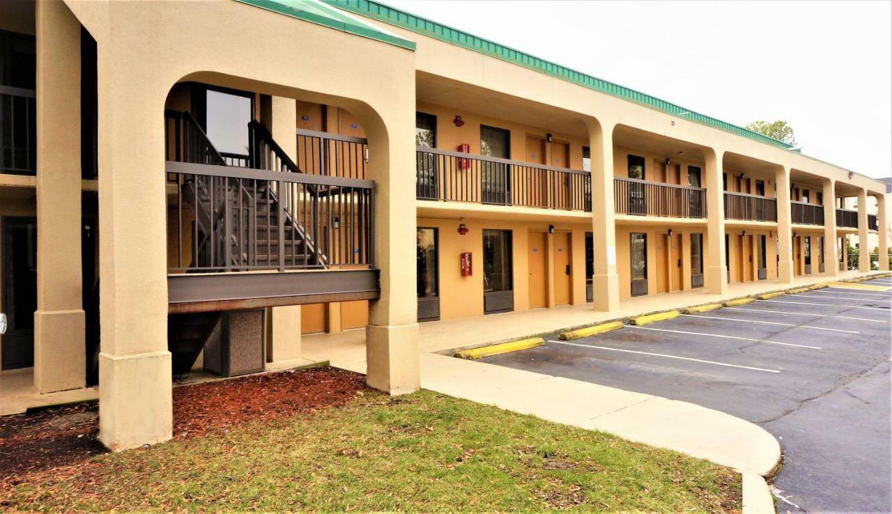 Howard Johnson By Wyndham Greensboro Near The Coliseum Εξωτερικό φωτογραφία