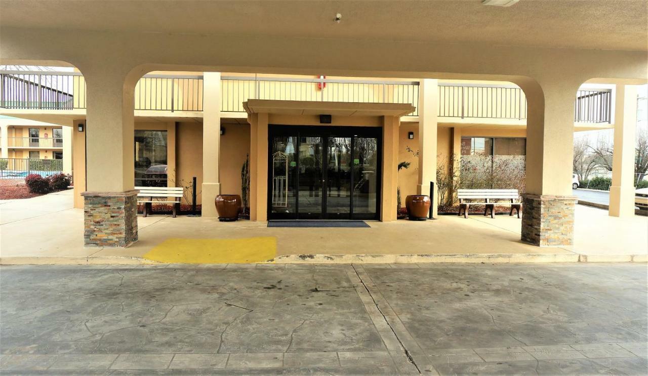 Howard Johnson By Wyndham Greensboro Near The Coliseum Εξωτερικό φωτογραφία