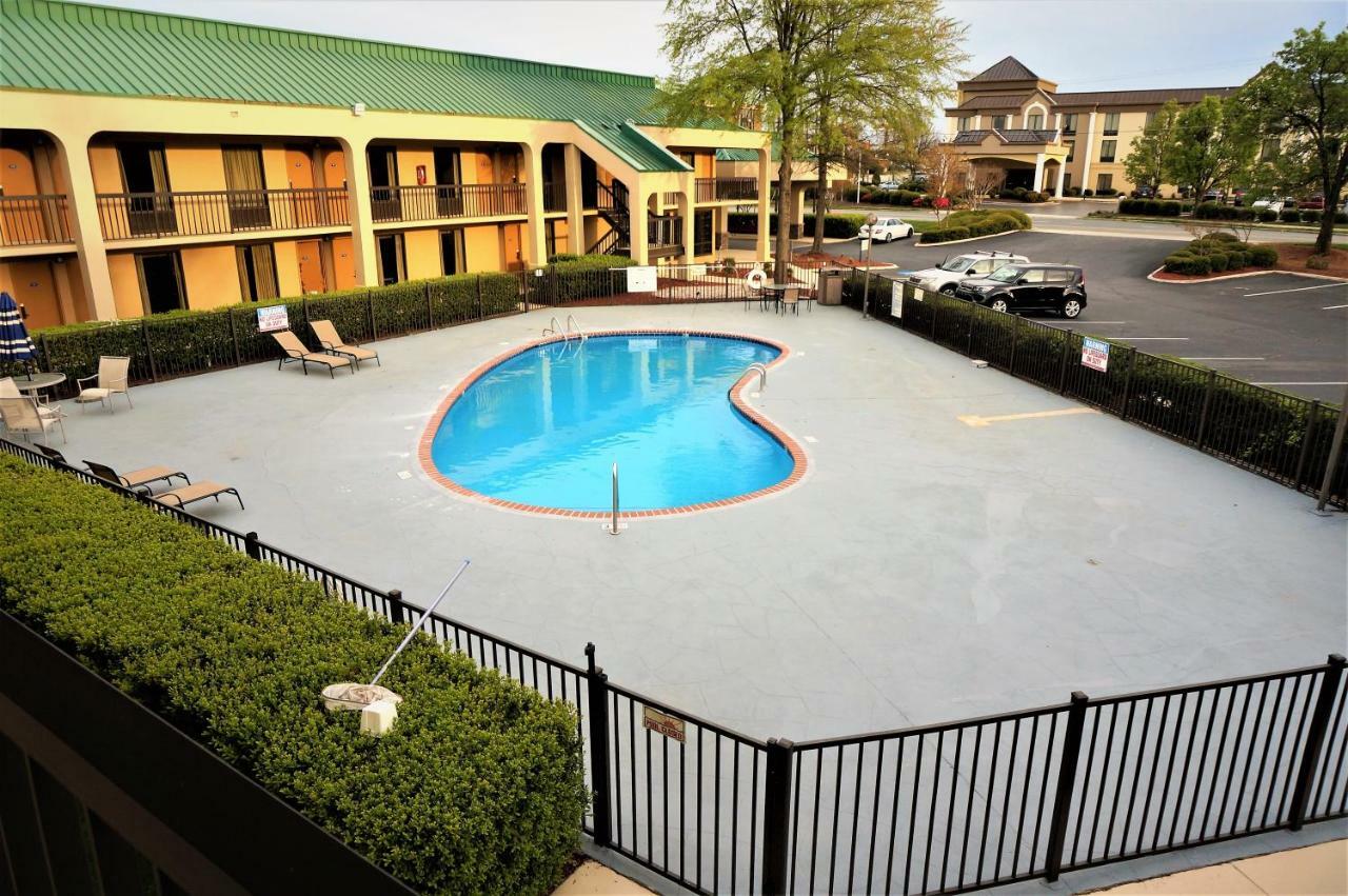 Howard Johnson By Wyndham Greensboro Near The Coliseum Εξωτερικό φωτογραφία