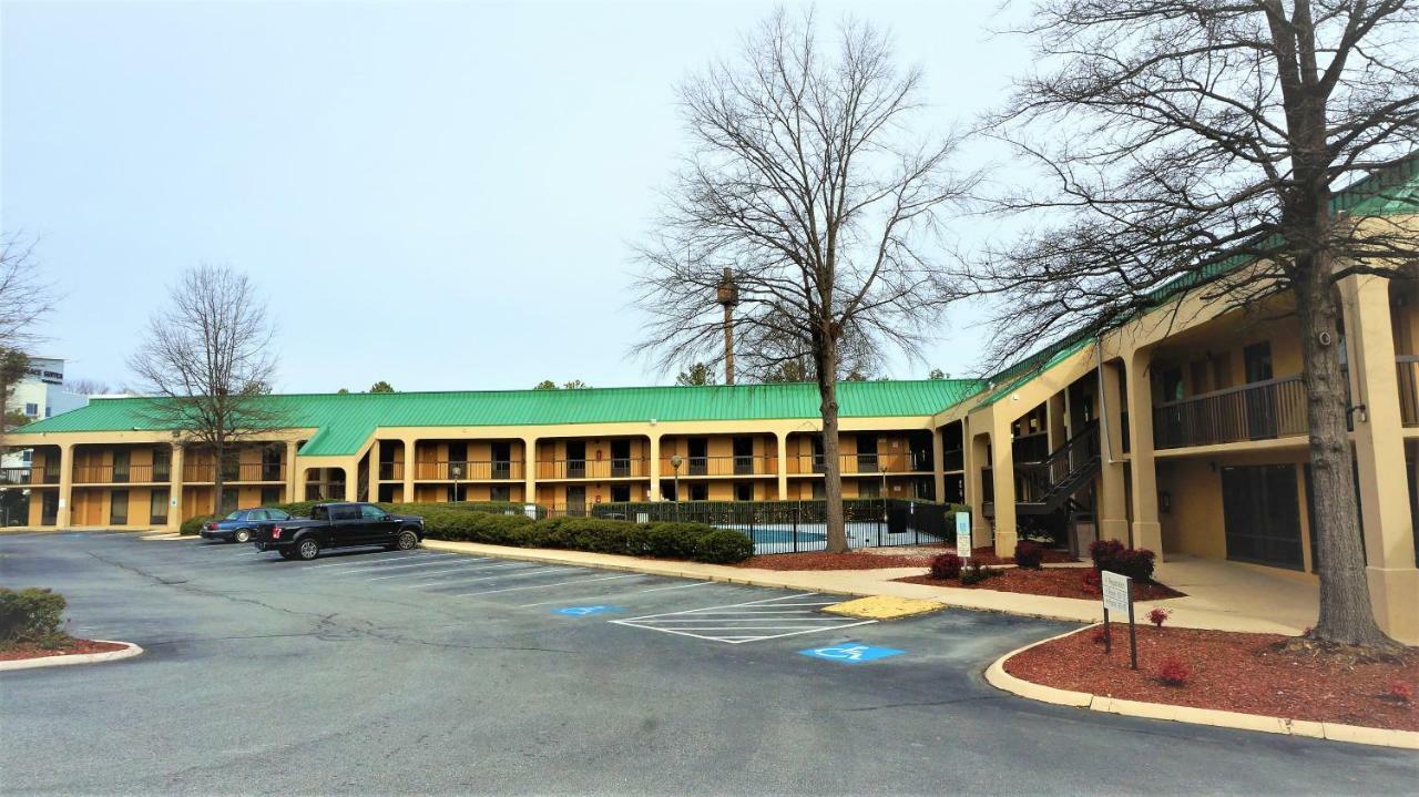 Howard Johnson By Wyndham Greensboro Near The Coliseum Εξωτερικό φωτογραφία